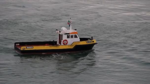 Lotsenboot im Hafen von Civitavecchia — Stockvideo