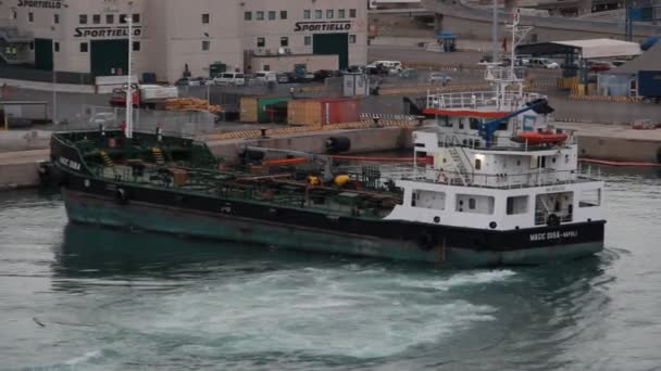 Грузовое судно в порту Чивитавеккья — стоковое видео