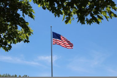 Mavi gökyüzüne karşı Amerikan bayrağı