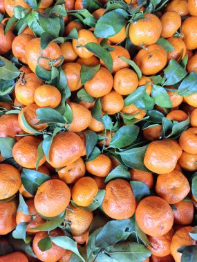 Geleneksel Pazar Stall 'da Taze Portakal Yığını