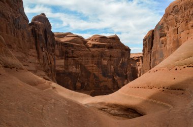 Arches Ulusal Parkı 'nda inanılmaz kırmızı kayalar - Moab, Utah, ABD