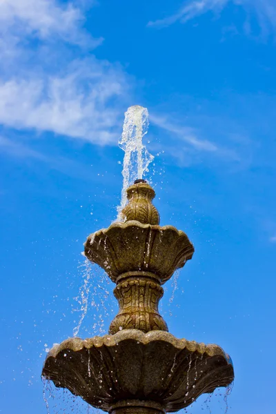 Çeşme bir gök'ün arka plan üzerinde