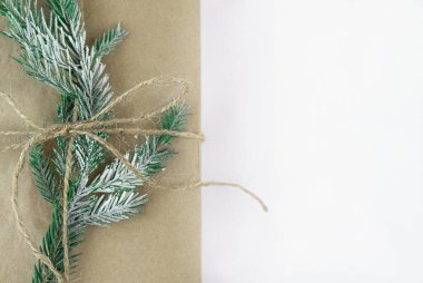 Beyaz arka planda bir Noel hediyesi