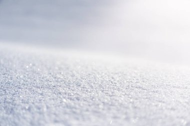 Kar güneş ışığıyla aydınlanır..