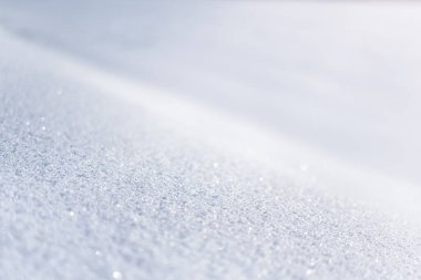 Karlı yamaç güneş ışığıyla aydınlanır..