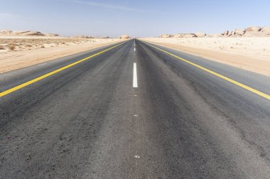 Suudi Arabistan 'ın kayalık çöllerinde boş otoyol