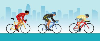 Şehrin siluetinin arkasında, yolda üç bisikletçi var..