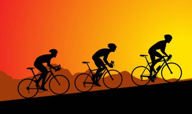 Bisiklet yarışçıları gün batımında tepeye tırmanıyor.