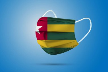 Ulusal Togo Bayrağıyla Gerçekçi Koruyucu Tıbbi Maske. Sağlık hizmeti ve bayraklı tıbbi konsept. Vektör illüstrasyonu.