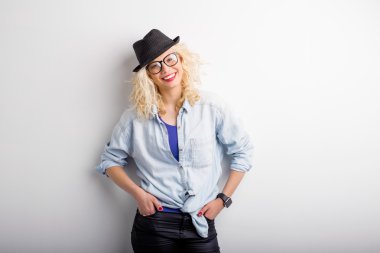 Duvara yaslanmış ve gülümseyen yaratıcı kadın