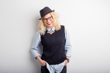 Yaratıcı ve şık kadın gülümseyerek