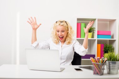 Ve mutlu kadın ofiste onun heyecan gösterilen