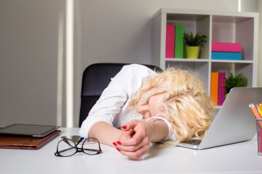 Masanın üzerinde office sleaping kadın
