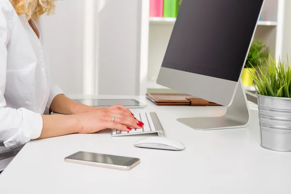 Persoon in kantoor werken aan stationaire computer — Stockfoto