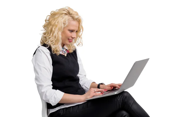 Frau arbeitet am Laptop — Stockfoto