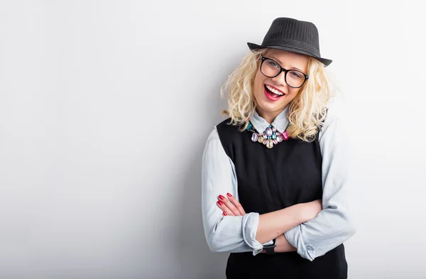 Hipster mujer apoyada contra la pared con las manos cruzadas — Foto de Stock