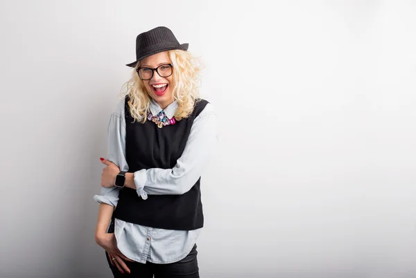 Retrato de mujer creativa y divertida sonriendo — Foto de Stock