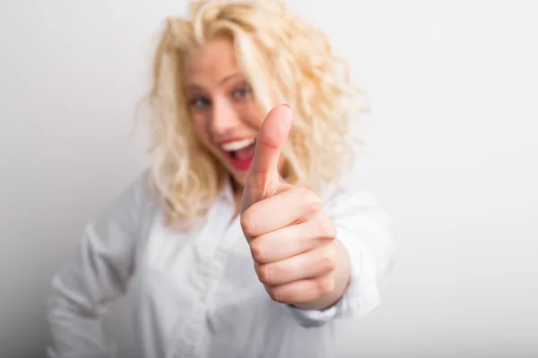 Zábavný žena ukazuje palec — Stock fotografie