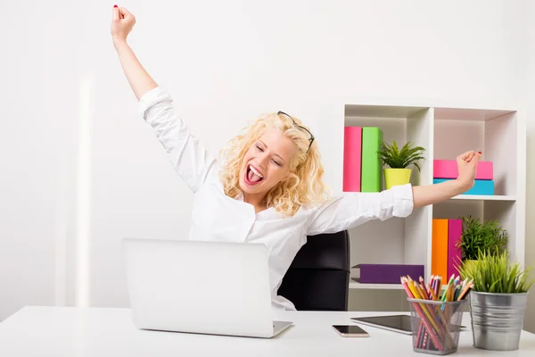 Femme d'affaires au bureau célébrant avec les deux mains en l'air — Photo