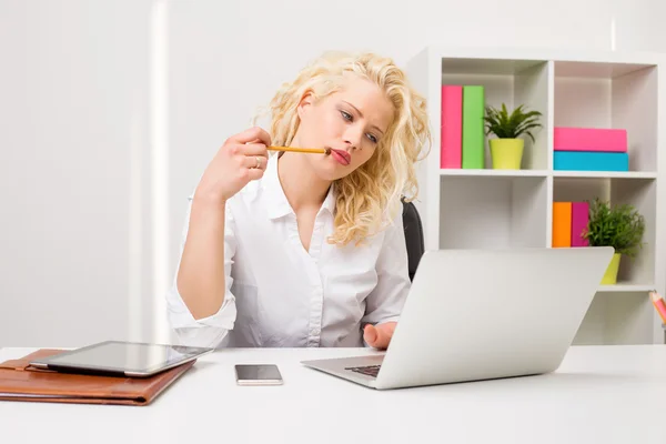 Mujer de negocios pensando en resolver problemas —  Fotos de Stock