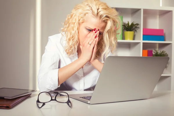 Mulher de negócios no escritório com problemas — Fotografia de Stock