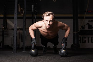 Adam şınav spor salonunda uygun