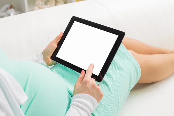 Zwangere vrouw met behulp van leeg scherm tablet — Stockfoto