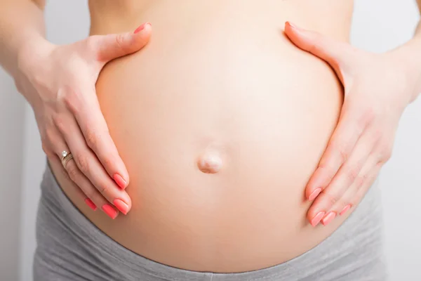 Donna incinta che tiene il pancione — Foto Stock