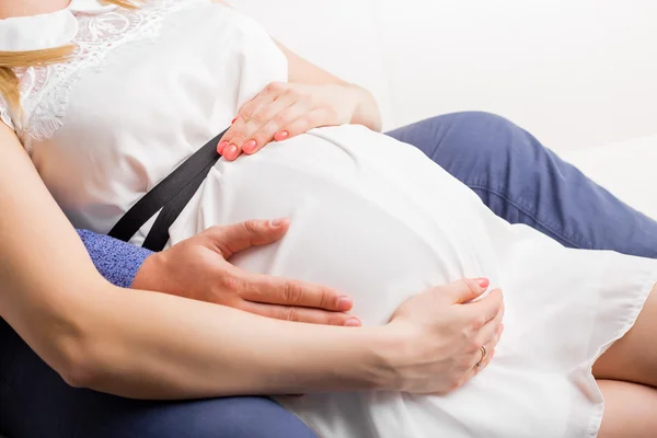 Casal segurando bebê colisão — Fotografia de Stock