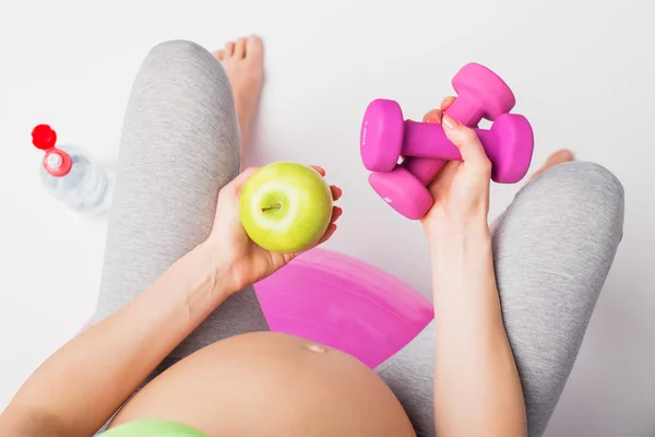 Pregnant woman working out on medicine ball — Stock Photo, Image