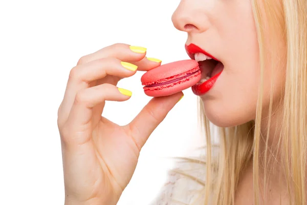 Mulher bonita comendo doces de macaroon — Fotografia de Stock