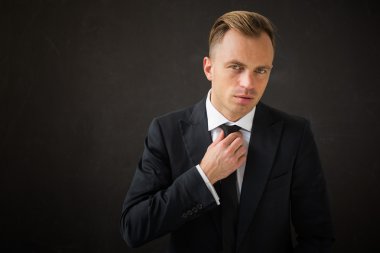 İş adamı kravatını düzeltiyor. 