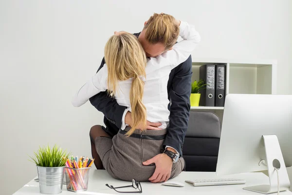 Chef und Sekretärin haben Sex auf Bürotisch — Stockfoto