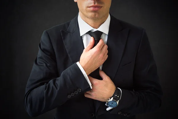 Mann fixiert seine Krawatte — Stockfoto