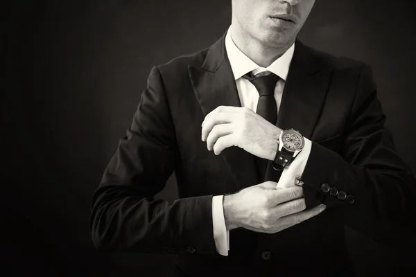 Schwarz-Weiß-Bild eines Geschäftsmannes, der sein Hemd repariert — Stockfoto