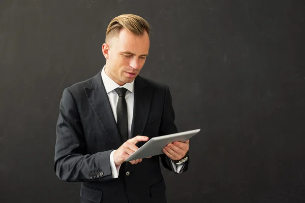 Business man working on tablet — Stock Photo, Image