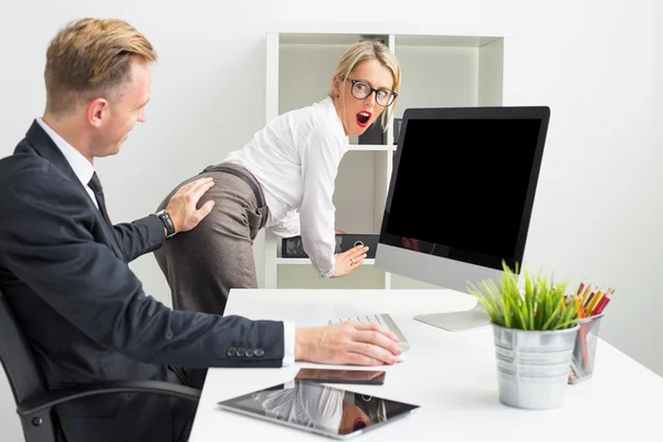 Zakenman aanraken secretarissen kont — Stockfoto