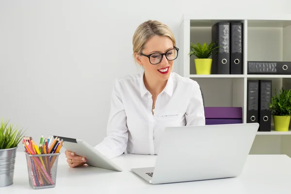 Geschäftsfrau im Büro arbeitet am Computer — Stockfoto