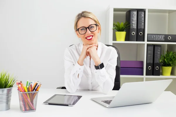 Glückliche Geschäftsfrau im Büro bei der Arbeit — Stockfoto