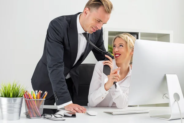 Vrouw flirten met haar mede-werker — Stockfoto