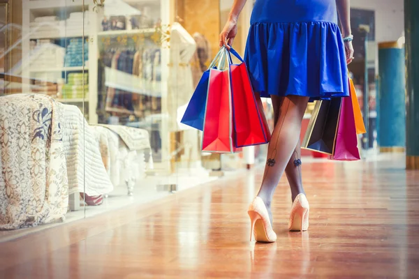 Kvinnliga promenader och shopping — Stockfoto