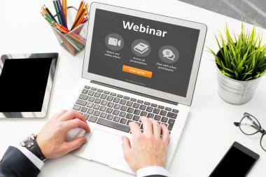 Kişi webinar üstünde laptop katılır mısınız
