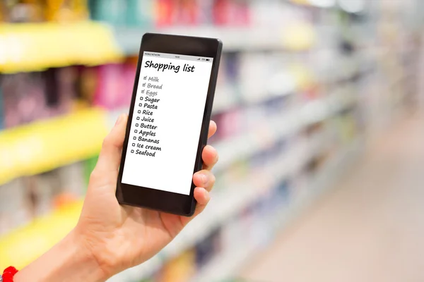 Persona leyendo lista de compras en el teléfono inteligente — Foto de Stock