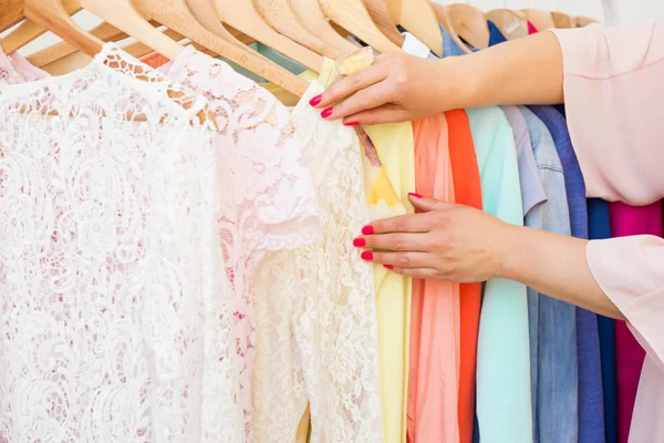 Vrouw kijken naar het kleding rek — Stockfoto