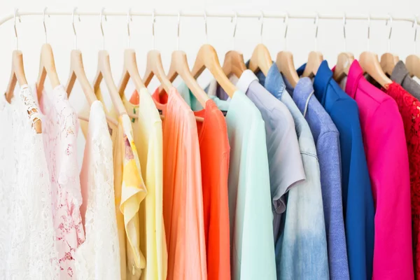 Kleding rek met veel verschillende kleren — Stockfoto