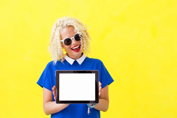 Mujer sosteniendo la tableta pantalla en blanco — Foto de Stock