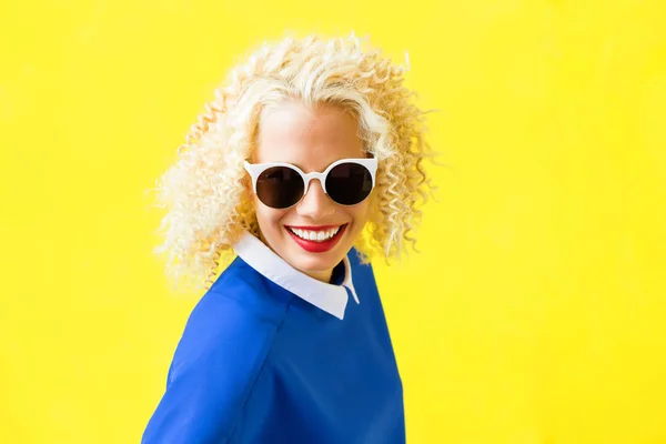 Mujer Funky con gafas de sol — Foto de Stock