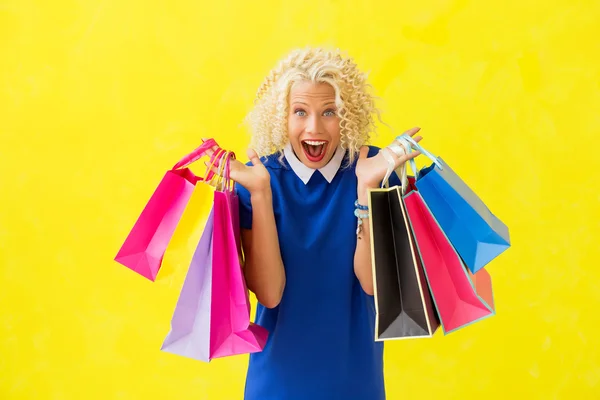 Mujer emocionada con bolsas de compras —  Fotos de Stock