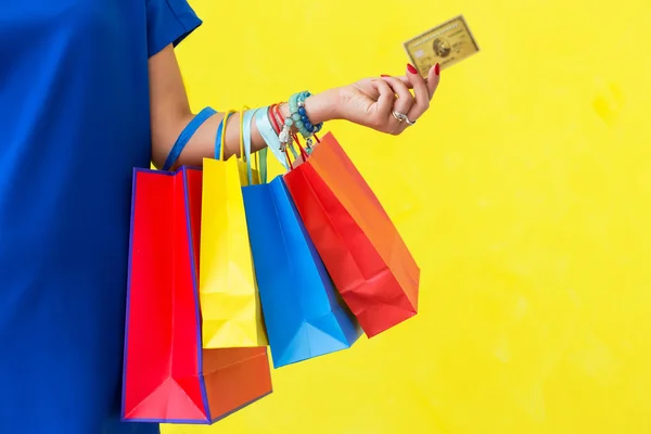 Mulher segurando sacos de compras e cartão de crédito — Fotografia de Stock