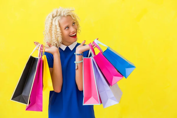 Mujer emocionada con bolsas de compras mirando hacia arriba —  Fotos de Stock